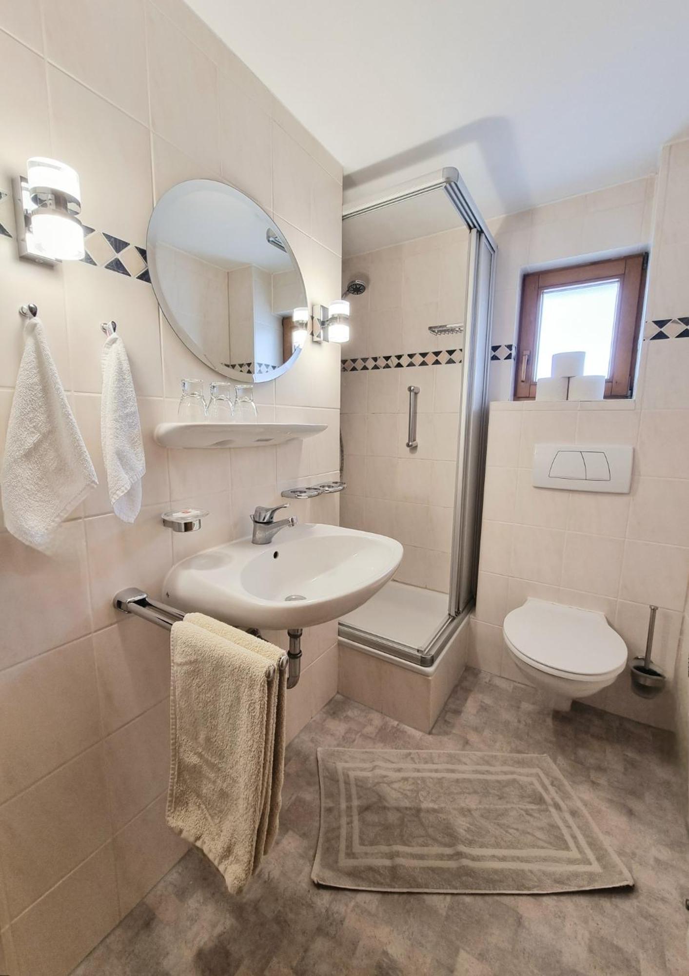Das Bergfried - Urlaub Zentral Und Ruhig! Apartment Riezlern Ruang foto
